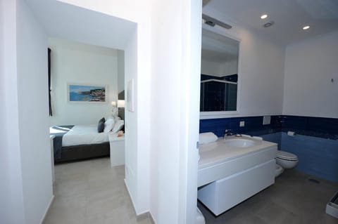 Shower, rainfall showerhead, free toiletries, hair dryer