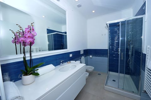 Shower, rainfall showerhead, free toiletries, hair dryer