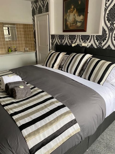 Super King or Twin Room (Room 6) | Iron/ironing board, free WiFi, bed sheets