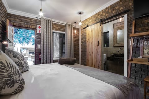 Comfort Room, 1 King Bed, Non Smoking, Ensuite | Minibar, in-room safe, individually decorated, desk