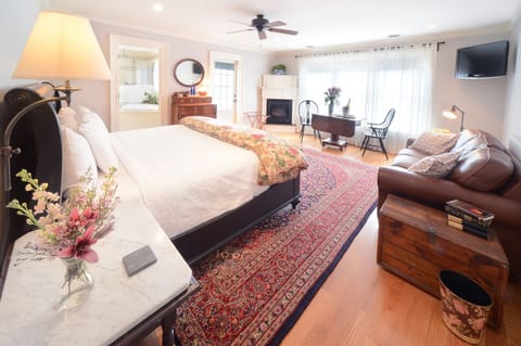 Room, 1 King Bed, Non Smoking (State Seal Room) | Premium bedding, down comforters, pillowtop beds, individually decorated