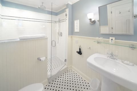 Room, 1 Queen Bed, Non Smoking (High Rock Spring Room) | Bathroom | Shower, designer toiletries, hair dryer, towels