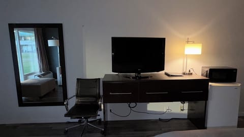 Suite, 1 King Bed with Sofa bed, Non Smoking | Premium bedding, Select Comfort beds, soundproofing, iron/ironing board