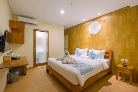 Family Room, 1 King Bed, Pool Access | Minibar, in-room safe, desk, free WiFi