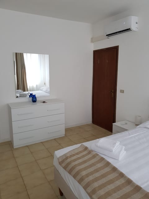 Deluxe Double or Twin Room | In-room safe, desk, blackout drapes, soundproofing