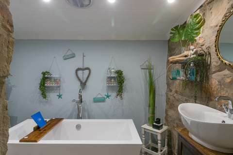 Honeymoon Room (The Spa) | Bathroom | Free toiletries, hair dryer, towels