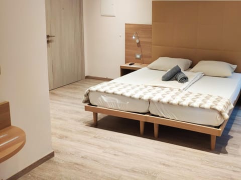 Hypo-allergenic bedding, in-room safe, desk, soundproofing