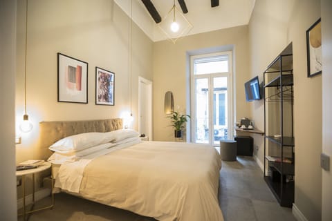 Deluxe Room | Minibar, in-room safe, desk, soundproofing