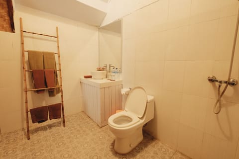 Classic Cottage | Bathroom | Shower, free toiletries, towels