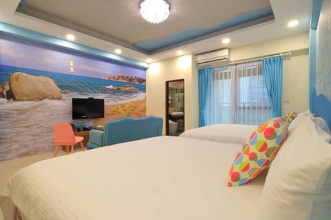 Deluxe Quadruple Room | Desk, blackout drapes, free WiFi, bed sheets