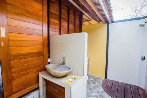 Deluxe Room | Bathroom sink