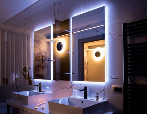 Junior Studio Suite | Bathroom | Shower, free toiletries, hair dryer, bidet