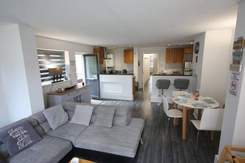 Deluxe Apartment, Multiple Beds, Non Smoking | Interior detail