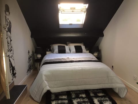 Standard Double Room, 1 Queen Bed with Sofa bed, Mezzanine (Cinéma) | Individually decorated, individually furnished, blackout drapes