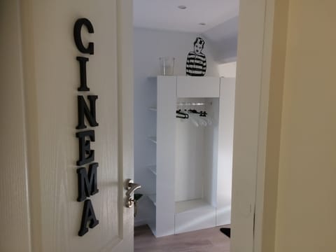 Standard Double Room, 1 Queen Bed with Sofa bed, Mezzanine (Cinéma) | Individually decorated, individually furnished, blackout drapes