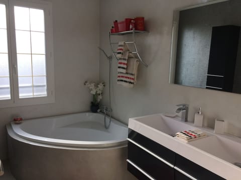 Double Room, Non Smoking, Garden View (Paris) | Deep soaking bathtub