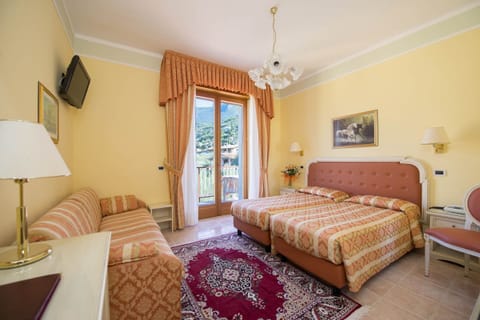 Standard Double Room, Lake View | Minibar, in-room safe, desk, WiFi