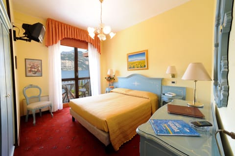 Standard Double Room, Lake View | Minibar, in-room safe, desk, WiFi
