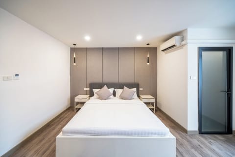 Desk, blackout drapes, free WiFi, bed sheets