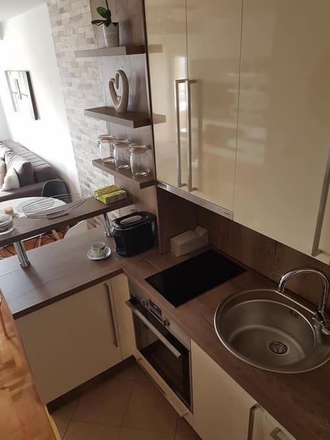 Comfort Apartment, Terrace, Beach View | Private kitchen | Fridge, oven, stovetop, dishwasher