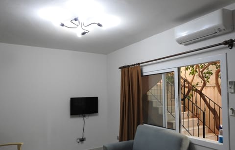 Lemon Tree Flat | Living area | 32-inch flat-screen TV with satellite channels, LED TV, Netflix