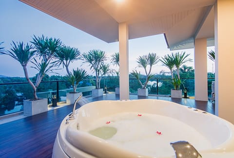 Suite | Jetted tub