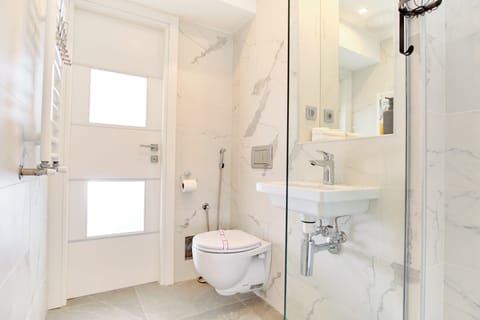 Deluxe Double or Twin Room | Bathroom | Shower, free toiletries, hair dryer, bathrobes