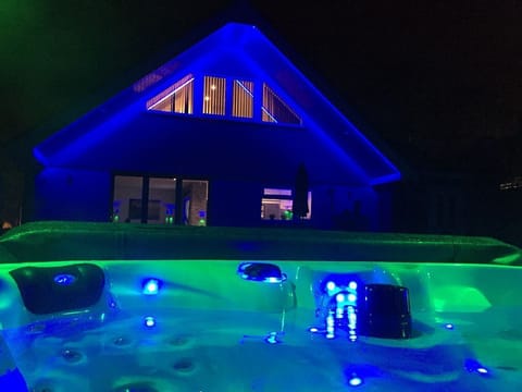 Luxury House, 4 Bedrooms | Private spa tub
