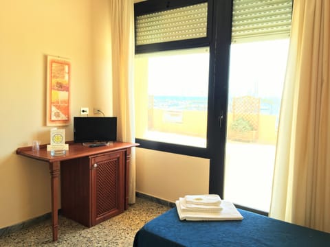 Frette Italian sheets, premium bedding, in-room safe, desk