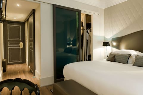 Classic Room Opera View | Premium bedding, minibar, in-room safe, desk