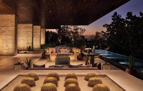4 bars/lounges, 2 poolside bars