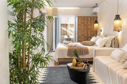 Superior suite with king size bed | In-room safe, laptop workspace, iron/ironing board, free WiFi