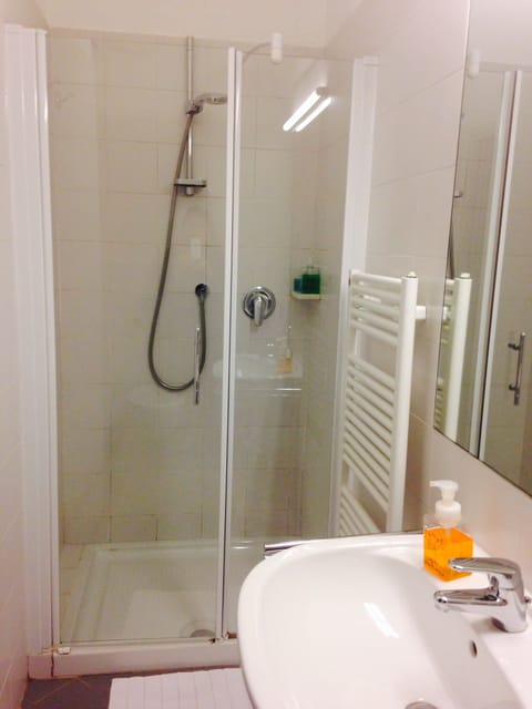 Triple Room | Bathroom | Bathtub, free toiletries, hair dryer, bidet