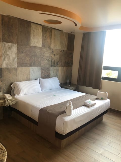 Deluxe Room, Hot Tub | Blackout drapes, free WiFi, bed sheets