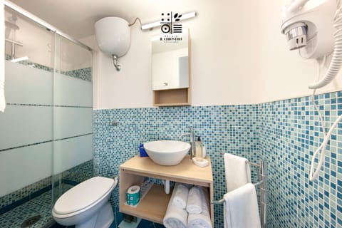 Deluxe Room | Bathroom | Shower, eco-friendly toiletries, hair dryer, bathrobes