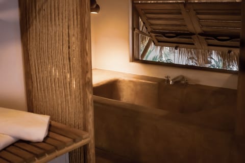 Design Room, 1 King Bed, Non Smoking, Beach View | Bathroom | Free toiletries, towels