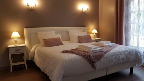 Chambre Clair de lune | Premium bedding, memory foam beds, individually decorated