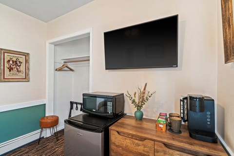 Deluxe Room, 1 Queen Bed, Non Smoking | Egyptian cotton sheets, premium bedding, pillowtop beds