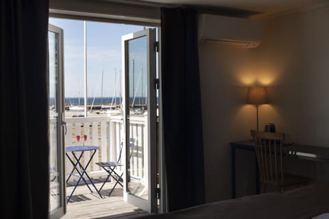 Individually furnished, desk, laptop workspace, blackout drapes