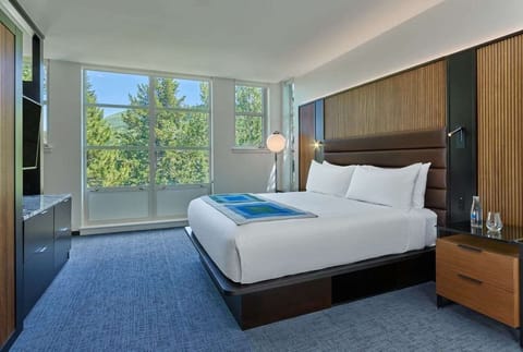 Premium bedding, in-room safe, desk, laptop workspace