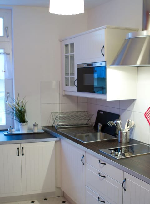 Superior Double Room, Private Bathroom, City View | Shared kitchen | Highchair