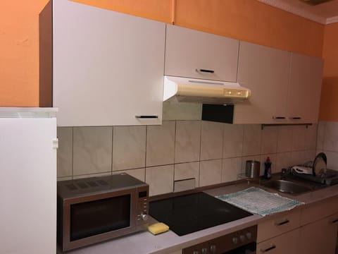 Fridge, microwave, stovetop, cookware/dishes/utensils