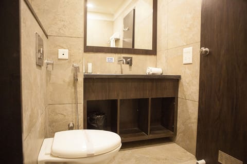 Deluxe Room, 1 Double Bed, Smoking, City View | Bathroom | Shower, free toiletries, hair dryer, towels