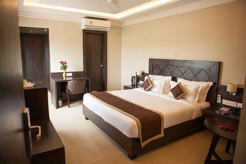 Deluxe Room, 1 Double Bed, Smoking, City View | 1 bedroom, in-room safe, desk, soundproofing