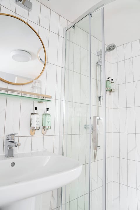 Double or Twin Sea View Room | Bathroom shower