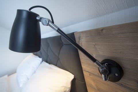 Hypo-allergenic bedding, in-room safe, blackout drapes, free WiFi