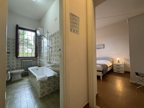 Standard Double Room | Bathroom | Shower, free toiletries, hair dryer, bidet