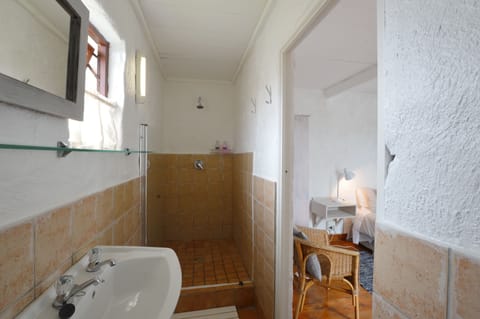 Apartment, 2 Bedrooms | Bathroom | Free toiletries, hair dryer, towels