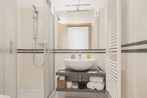 Classic Double Room | Bathroom | Deep soaking tub, rainfall showerhead, free toiletries, hair dryer