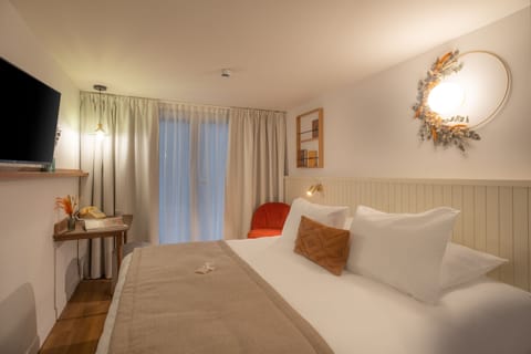 Superior Double or Twin Room | Desk, laptop workspace, blackout drapes, soundproofing